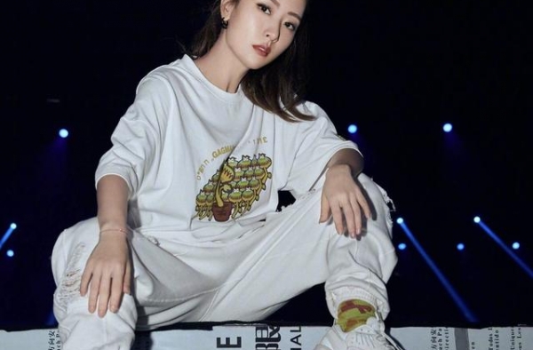 白冰小姐姐的穿搭很是精彩啊，打造不一样的时尚感！重新认识了