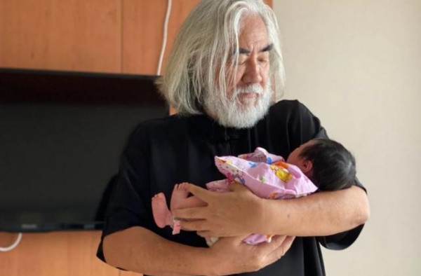 张纪中抱女儿父爱满满，妻子透露他精力旺盛，每晚负责哄娃睡觉