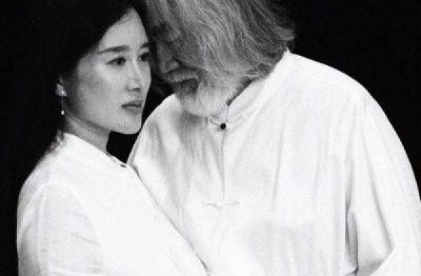 张纪中高调晒刚出生女儿，满头白发深情注视，70岁高龄儿女双全