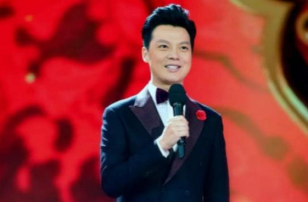 他是著名“央视一哥”，娶身价上亿富婆为妻子，今儿子成他的骄傲