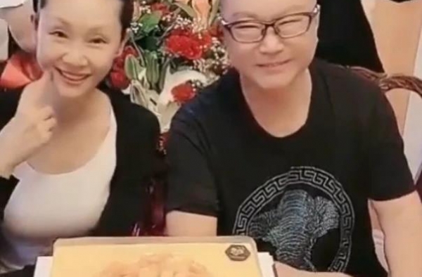 于文华尹相杰同框出镜，为团队人员过生日引猜测，尹相杰苍老许多