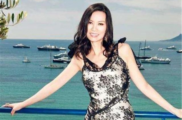 离婚7年，邓文迪又分富豪270亿，现与鲜肉男友过得有多滋润？