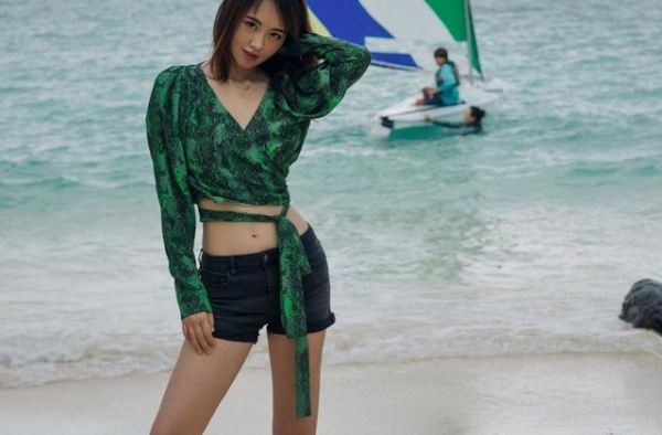 孙耀琦的沙滩照好美，穿墨绿色上衣配牛仔热裤凹造型，惊艳四座