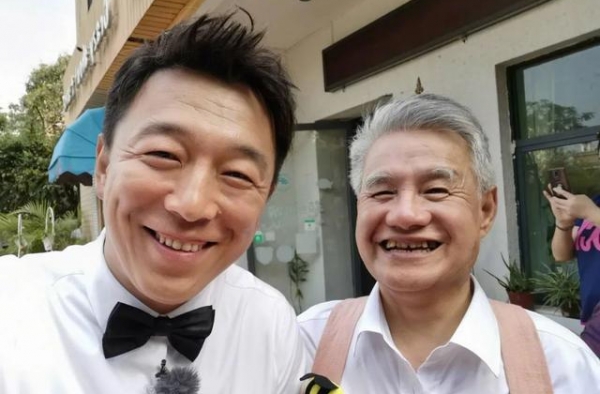 黄渤是他儿子，他曾不支持儿子逐梦，儿子把患病的他送养老院被赞