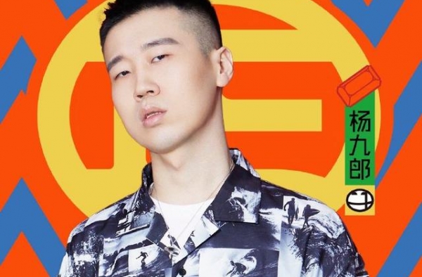 《德云斗笑社》：岳云鹏被郭德纲夸哭，秦霄贤最讨厌被叫富二代