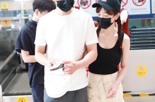 张檬小五疑似订婚，半夜互发爱心还晒戒指，满满的“狗粮”我酸了