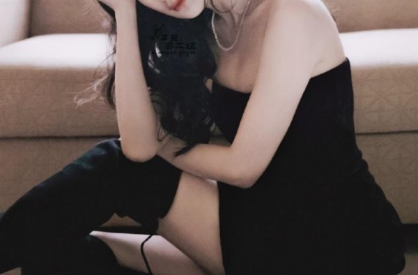 杨幂真的是太会穿了，时尚私服搭配被纷纷效仿，不愧为时尚女王