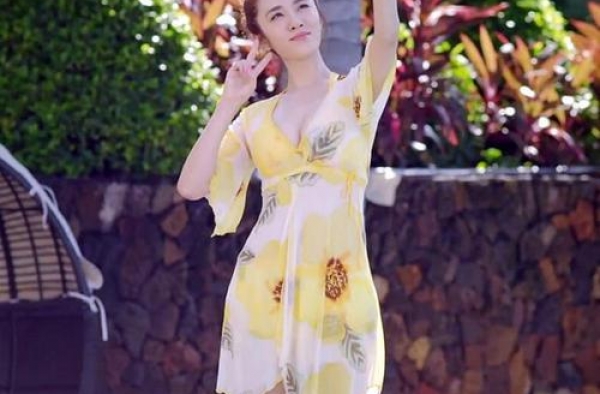 王晓晨终于不再隐藏身材，一双大长腿在花丛中十分抢镜