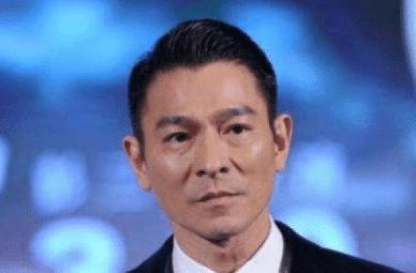 当年那个单手接刘德华奖杯，满脸不屑的小鲜肉，如今现状如何？