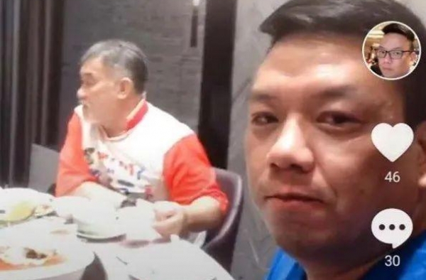 69岁“丁春秋”现身，满面红光精神气十足，父子长相似复制粘贴