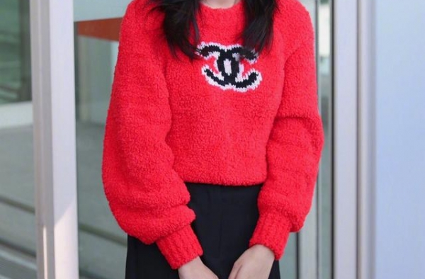人间香奈儿金智妮现身机场，红黑配色活力满满，皮肤白皙比例出众