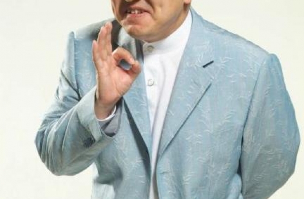 他是国家一级演员，曾担任赵本山助理，2婚迎娶小11岁娇妻丫蛋