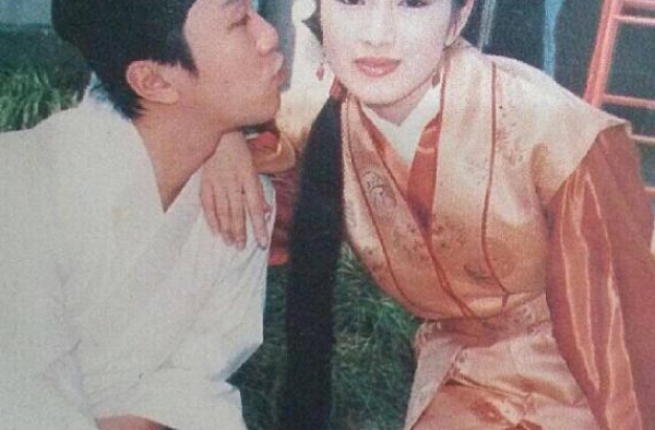 1996年巩俐大婚，张国荣林青霞到贺，新娘亲手将捧花交给了她