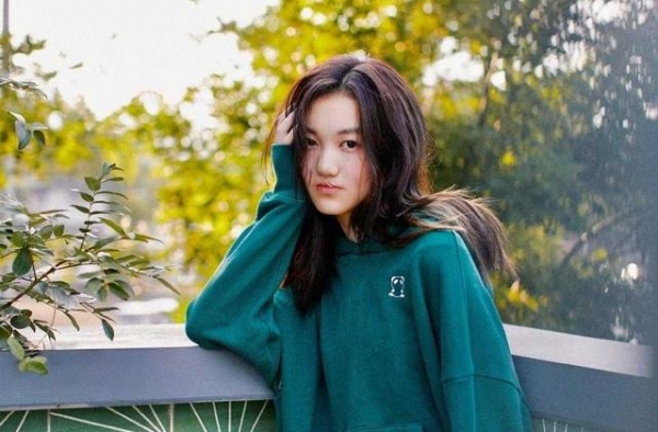 李嫣很有“王菲风范”，穿卫衣玩下衣失踪，彩色中筒袜时髦爆了