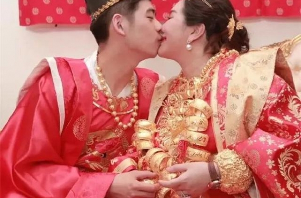 胖成球的何超盈，产后暴瘦小了不只“两号”，一切都是为了孩子