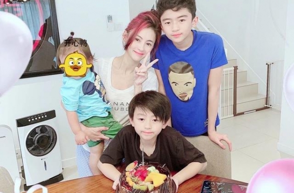 张柏芝再次公开童年萌照　超可爱样子跟大儿子Lucas一模一样