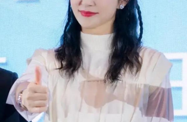 李冰冰穿束身衣走红毯，手画事业线造型好大胆，姨妈唇色很御姐