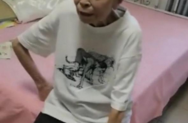 “丑娘”张少华没豪宅住，家中破旧墙壁已泛黄，桌子上却摆满奖杯