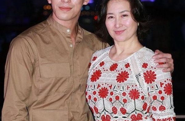 何超琼年过50风采依旧，穿花朵蕾丝裙好温婉，中年发福难掩气质