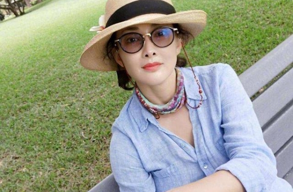 同是47岁阿姨辈，牛莉还在死磕少女感，董卿简约打扮气质更高级