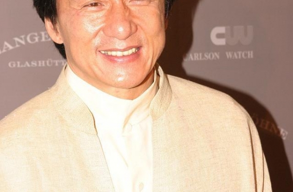 韩国明星被他打到哭，连成龙都怕他，如今40岁的他却只能演配角