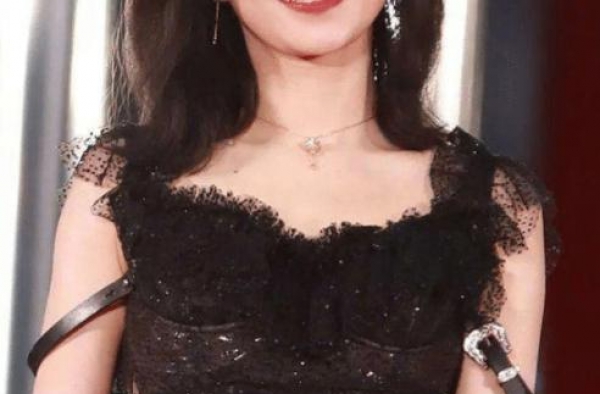 张韶涵的短裙是世界上最短的仅11厘米黏在腿上都如此性感巨潮