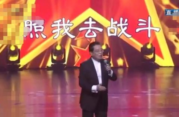 81岁李双江罕见现身，献唱经典歌喉响亮，满头黑发精神好