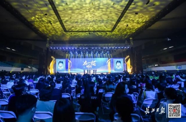张嘉益、朱亚文、邓伦都来了！这一夜，他们与武汉《在一起》