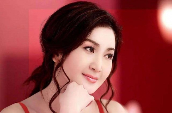“不老女神”温碧霞，嫁豪门二十年未生子，为何仍与老公恩爱如初