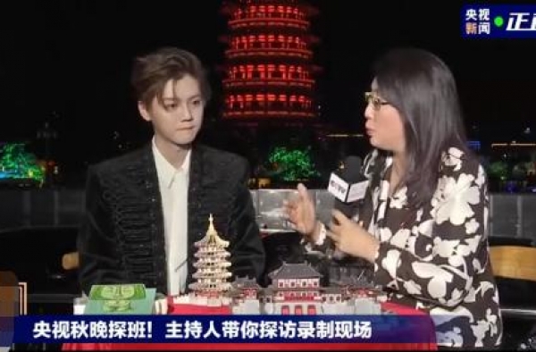 黑眼线、厚粉底的鹿晗央视镜头中不敢认，王源素颜清清爽爽超干净