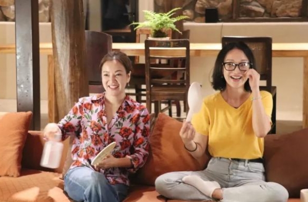 与大小S＂相爱相杀＂20多年的阿雅，硬是活成了她们羡慕的样子