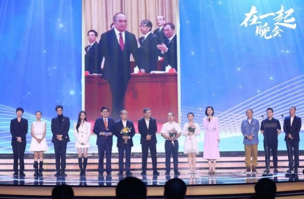 抗疫剧《在一起》将播，杨洋雷佳音等主创回武汉录特别节目