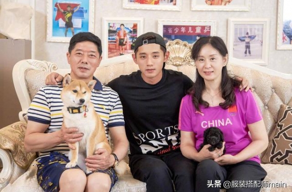 张继科真是“基础款”代言人！一身黑白运动装，都能穿出型男魅力