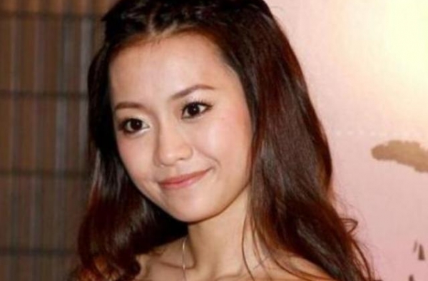 为嫁豪门不惜被骂8年，今儿女双全成阔太，老公原配瘦成“怪物”