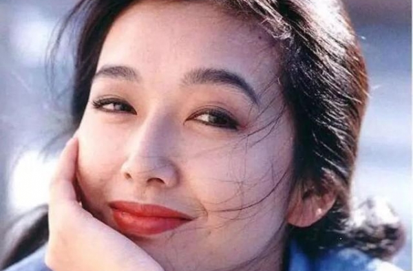 大众情人老戏骨，小9岁男友被女儿反对无果，获小15岁老公宠爱