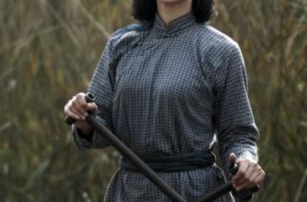她37岁搭档胡歌走红，甘愿被20元戒指套牢，与穷丈夫不离不弃