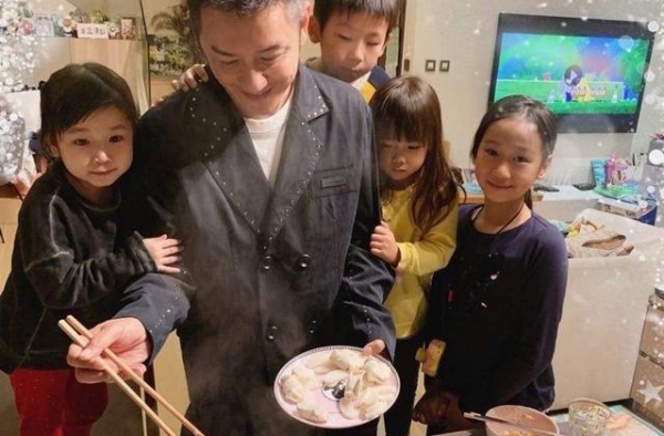 陈浩民近照曝光，身材发福成油腻大叔，娇妻一身贵妇装出镜秀香肩