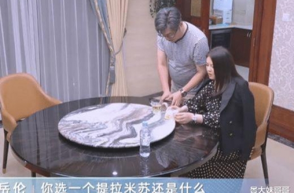 李湘睡前还要加餐，在家穿着太随意，被节目组打上了马赛克