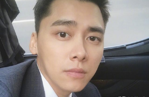 33岁李易峰出席线下活动，离开美颜，生图镜头下状态很真实