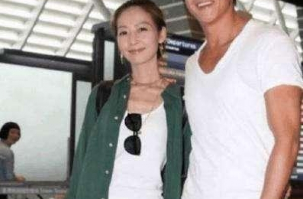 何润东真有眼光，老婆素颜穿背心气质不输女明星，搭修身裤好高挑