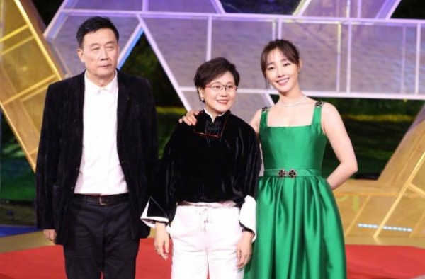 53岁徐帆罕现身气质姣好，与小陶虹宋佳咏梅同框，尽显女性魅力