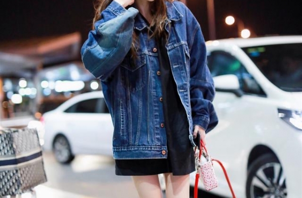 baby这是30岁？牛仔外套配黑T搭马丁靴，配迷你包好少女范