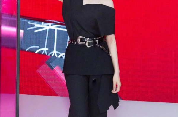 34岁张靓颖气质好，微卷发全黑look又美又飒，小香肩很魅惑