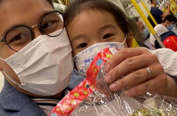 霍启刚带女儿坐地铁，买票不用八达通，被香港网友质疑是作秀