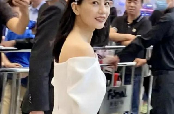 高圆圆露肩白色长裙配乌黑长发，肌肤吹弹可破，优雅大气好漂亮