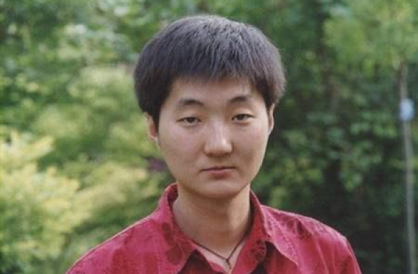无戏可拍太落魄！王大治带妻女路边吃饭，一家三口打扮都很朴素