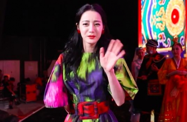 国庆后台亮点多：杨紫仙女裙暴露身材短板，刘涛蒋欣穿红衣比美