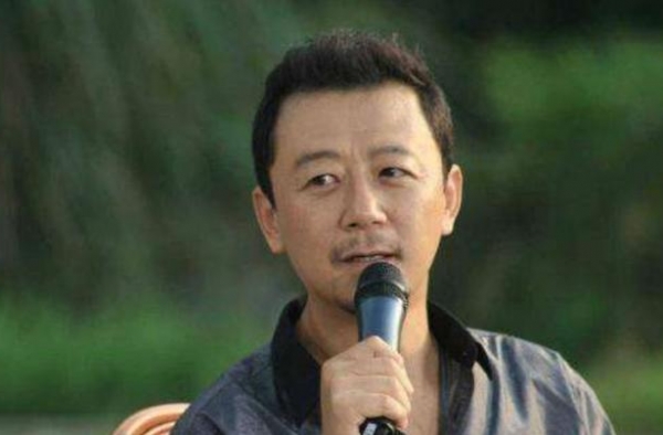 谁看得出这是亲兄妹？哥哥演江德福走红，妹妹三登春晚被遗忘