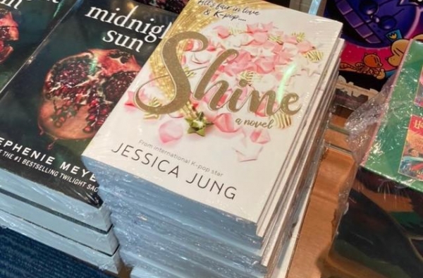 Jessica郑秀妍的自传小说引发争议 少女时代的恩怨情仇