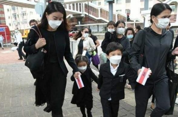 霍启刚首次带女儿坐地铁，父爱爆棚一路上忙着自拍，惹众人瞩目